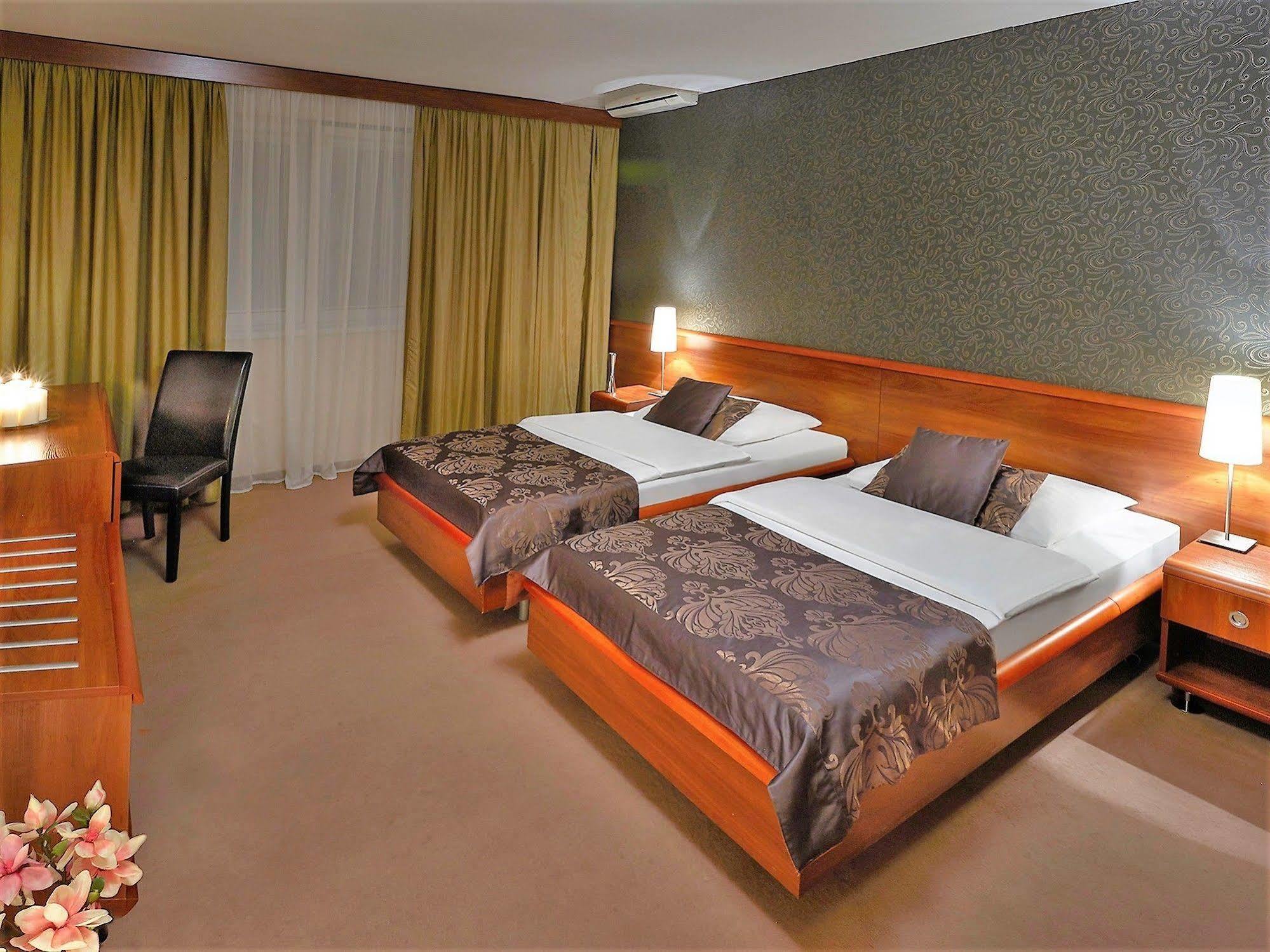 Hotel Centrum With Free Parking Nitra Eksteriør billede