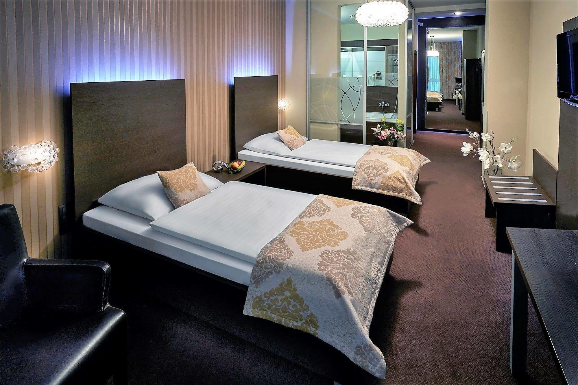 Hotel Centrum With Free Parking Nitra Eksteriør billede